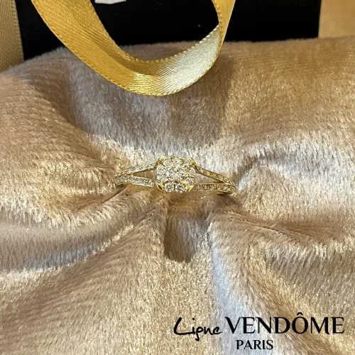 Bague centre carre forme fleur en or jaune 750/000, Ligne Vendôme, L'Etabli du Bijoutier