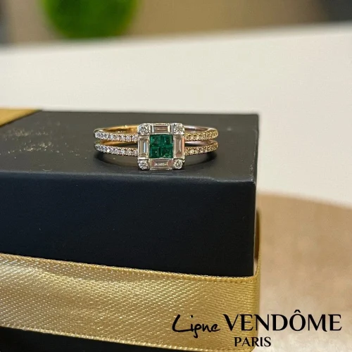 Bague centre Emeraude carré entourage diamants baguettes et double corps en diamants en Or Rose 750/000, Ligne Vendôme, L'Etabli du Bijoutier
