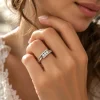 Bague Harmonie en or jaune 18 carats et diamants, portée au doigt d'une femme.