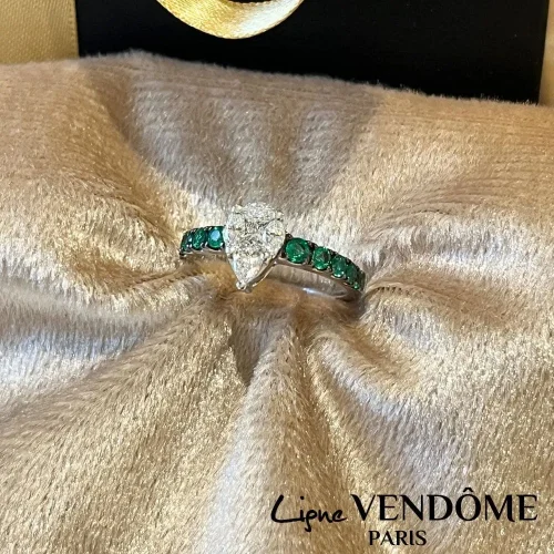 Bague illusion diamants et émeraude en or blanc 18k Ligne Vendôme, L'Etabli du Bijoutier