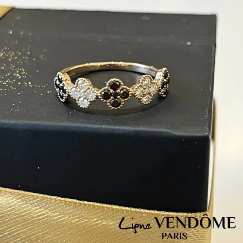 Bague multi trèfles en or rose 18k, diamants blancs et diamants noirs, Ligne Vendôme, L'Etabli du Bijoutier