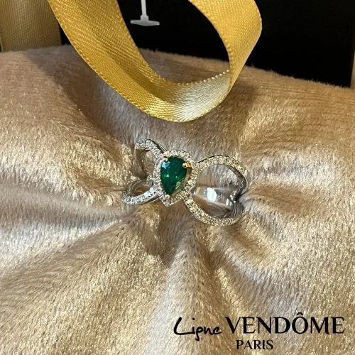 Bague poire émeraude, double corps ouvert et diamants en or blanc 18k Ligne Vendôme, L'Etabli du Bijoutier
