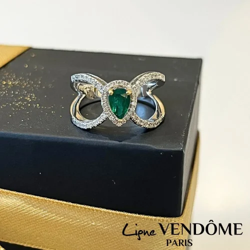 Bague poire émeraude, double corps ouvert et diamants en or blanc 18k, Ligne Vendôme, L'Etabli du Bijoutier