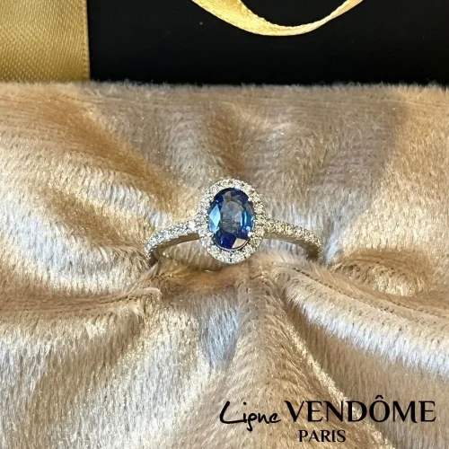 Bague saphir ovale entourage diamants en or blanc 18k Ligne Vendôme, L'Etabli du Bijoutier