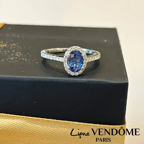 Bague saphir ovale entourage diamants en or blanc 18k, Ligne Vendôme, L'Etabli du Bijoutier