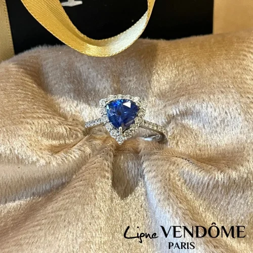 Bague saphir triangle et diamants en or blanc 750/000, Ligne Vendôme, L'Etabli du Bijoutier