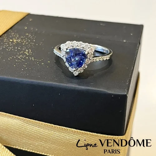 Bague saphir triangle et diamants en or blanc 750/000 Ligne Vendôme, L'Etabli du Bijoutier