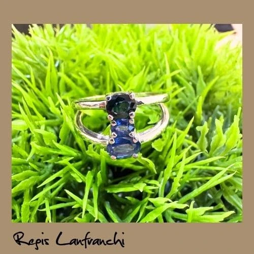 Bague double rang ajourée en or blanc trilogie de saphirs