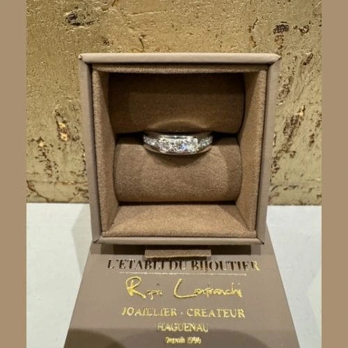 Bague sur mesure, trilogie de diamants accompagnés