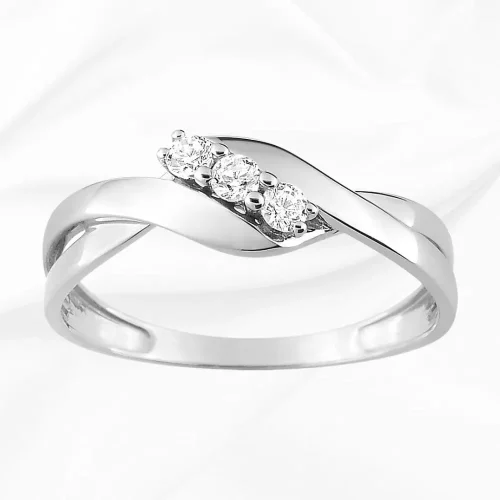 Bague torsadée en or blanc 18k avec trilogie de zirconiums décalée, L'Etabli du Bijoutier