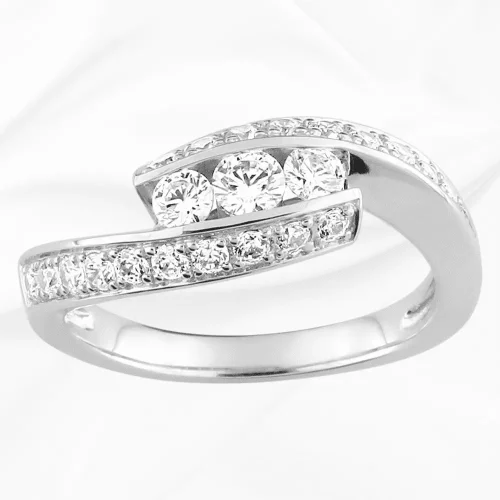 Bague en or blanc 18k avec trilogie de zirconiums décalée accompagnée, L'Etabli du Bijoutier