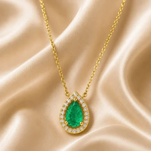 Collier émeraude taille poire entourée de diamants en or jaune 18k, L'Etabli du Bijoutier, Haguenau