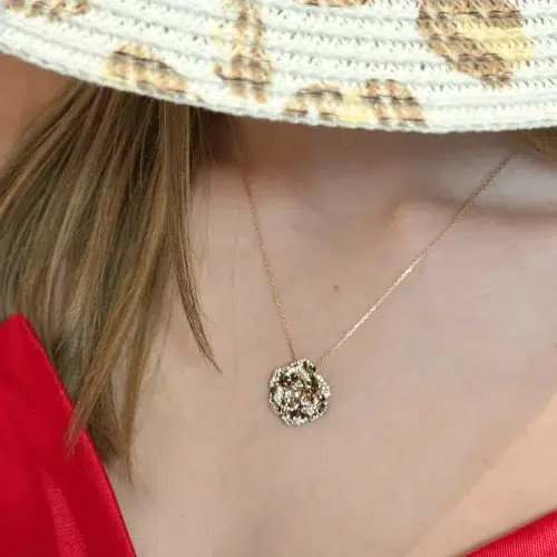 Collier fleur en or rose 18k diamants blancs noirs et bruns, Fleur de minuit, L'Etabli du bijoutier, Haguenau