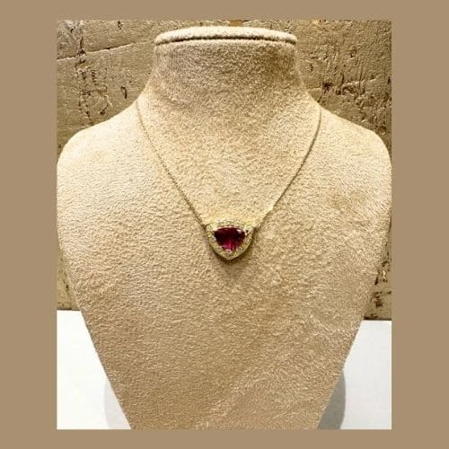 Collier sur mesure en or jaune et tourmaline rose