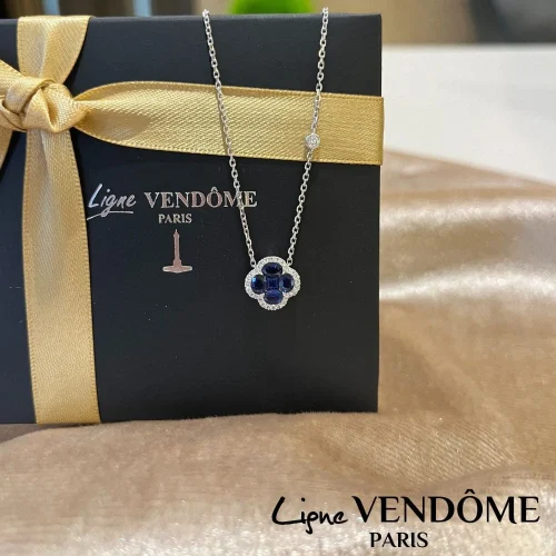 Collier petit trèfle en Saphirs et diamants en Or Blanc 18k Ligne Vendôme, L'Etabli du Bijoutier