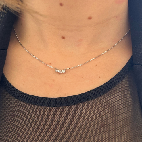 Collier trilogie diamants, 0.25ct, en or blanc 18k, Luna, avec au choix : diamants naturels ou diamants de synthèse. L'Etabli du Bijoutier Haguenau