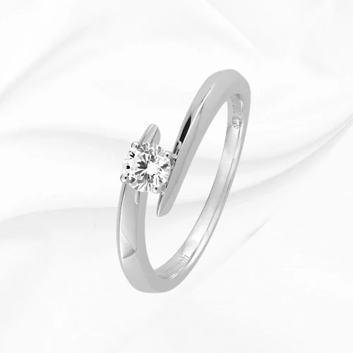 Solitaire décalé en or blanc 750/00 et diamant de synthèse, 0.30ct, L'Etabli du Bijoutier